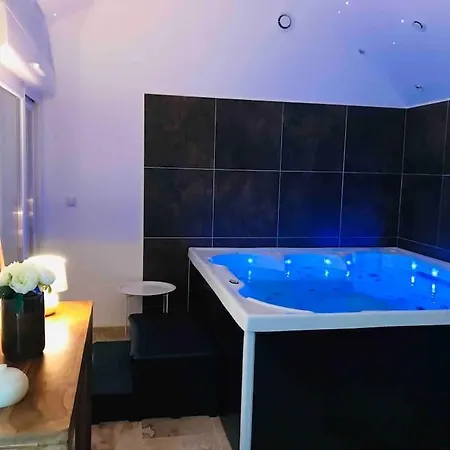 Maison De Charme Avec Jacuzzi. Casa vacanze Berthouville