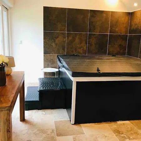 Maison De Charme Avec Jacuzzi. *