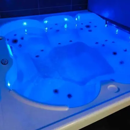 Maison De Charme Avec Jacuzzi. *