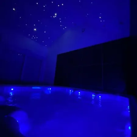 Maison De Charme Avec Jacuzzi. *