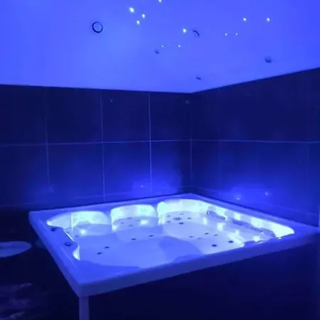 Maison De Charme Avec Jacuzzi. Casa vacanze